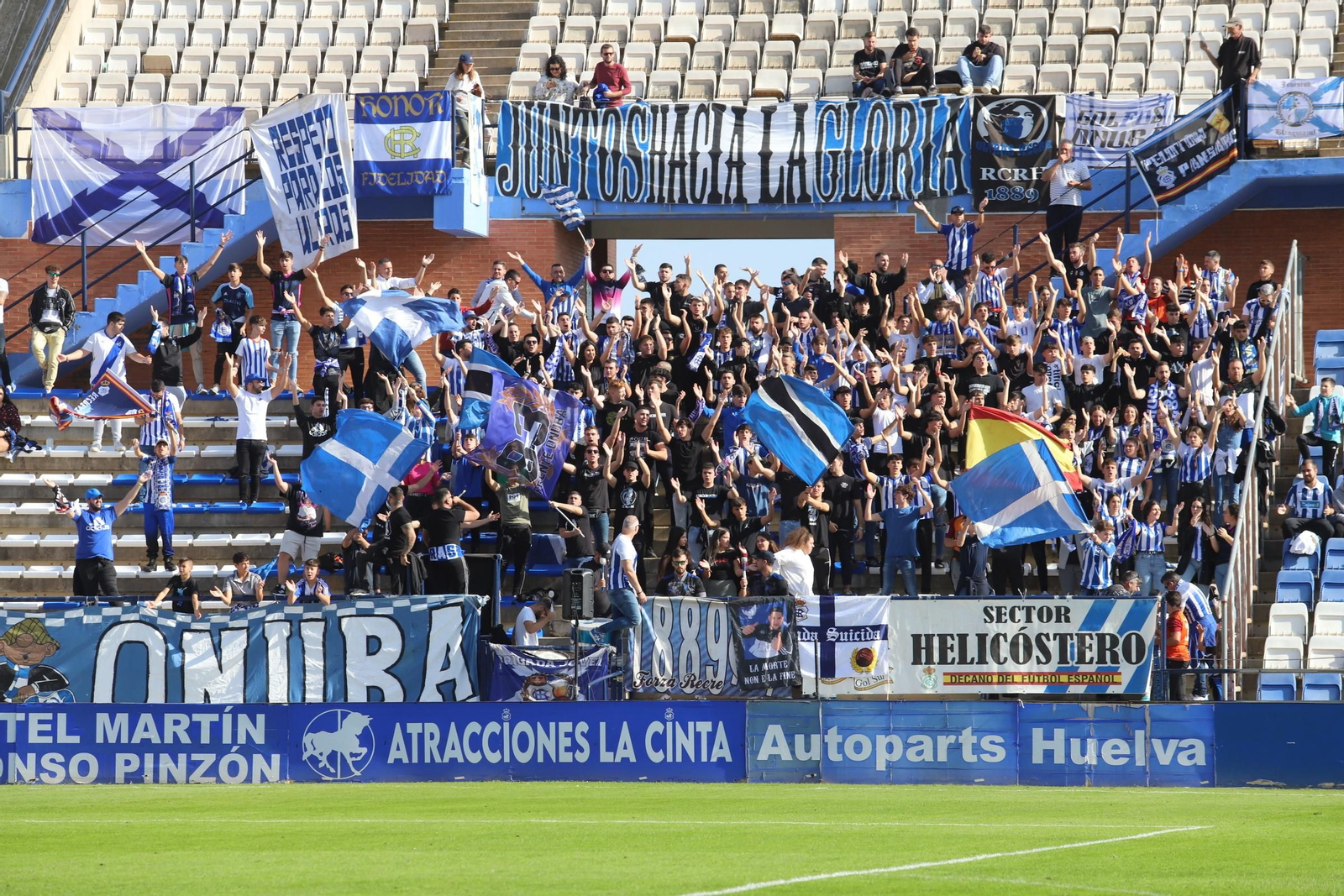 Imágenes del gran ambiente en el Nuevo Colombino para ver el  Recre-Burgos