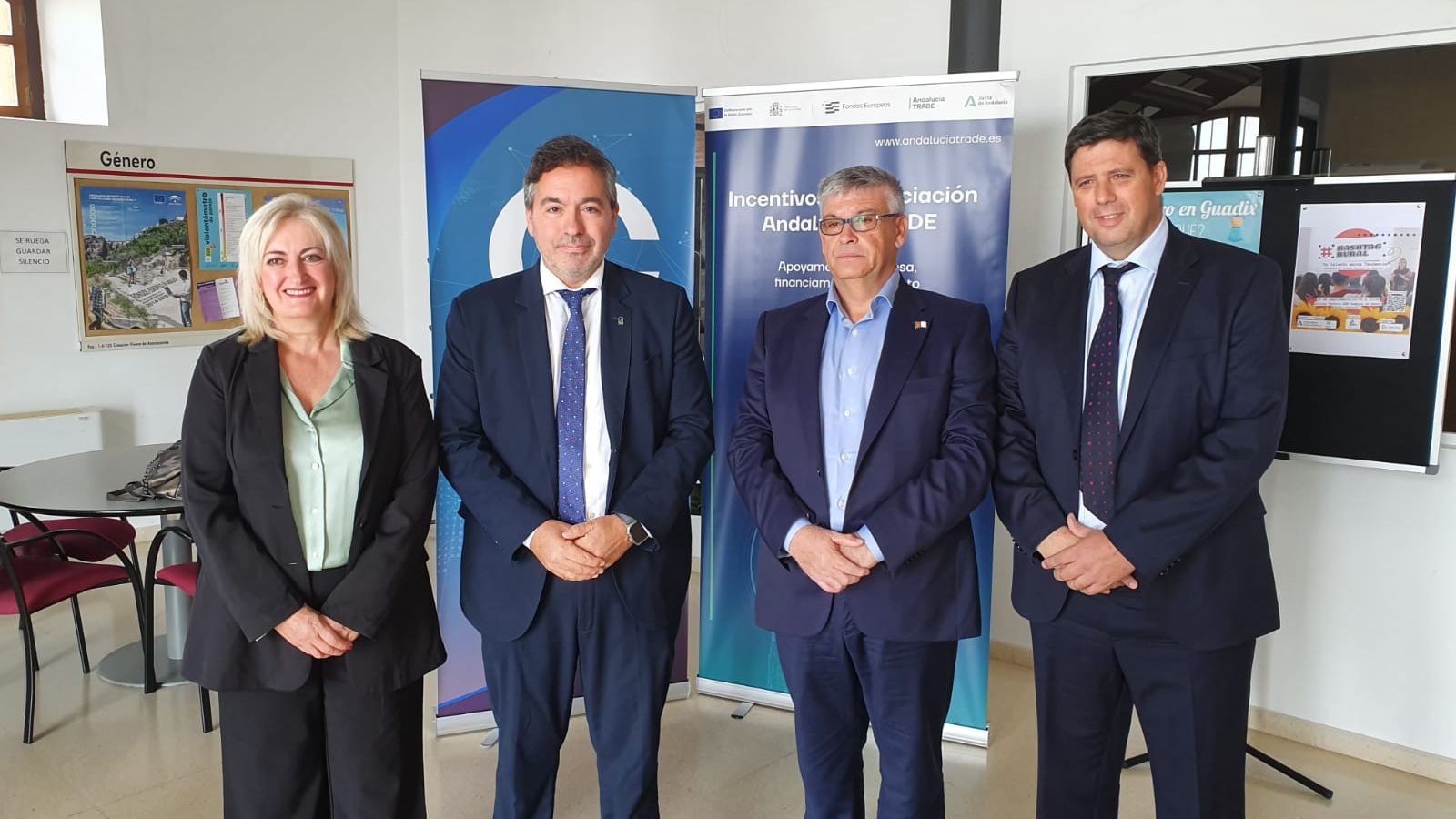 El delegado territorial, Gumersindo Fernández Casas, acompañado por el alcalde de Guadix, Jesús Lorente, presenta en Guadix los programas de ANDALUCIA TRADE