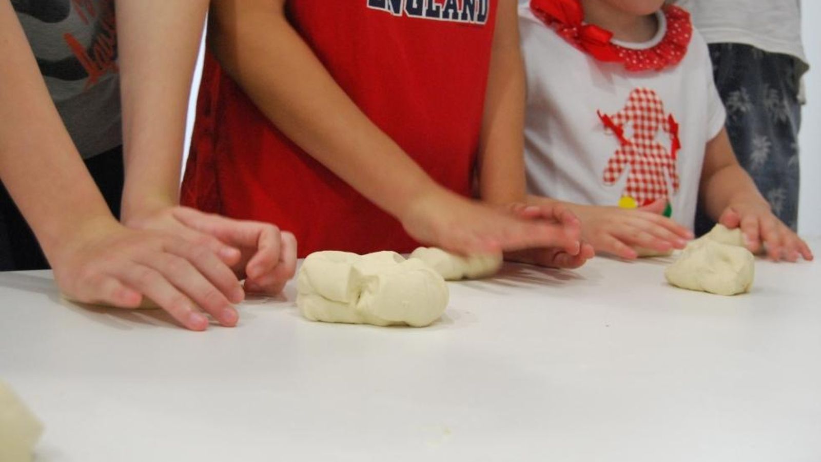 Varios niños participando en un taller de pan, en la Harinera de Alcalá de Guadaíra.
