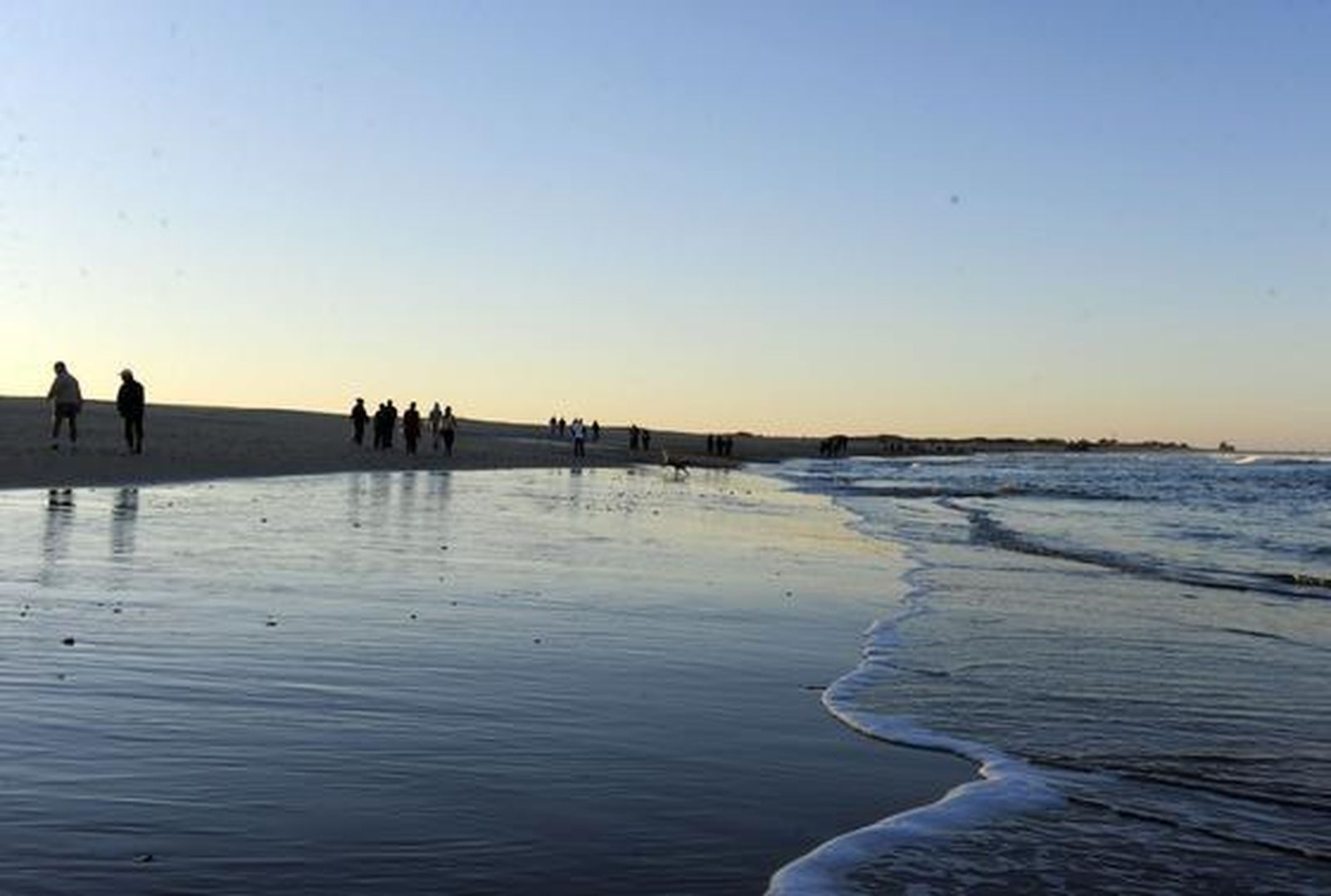 Durante la mañana en la playa de Camposoto, se han reunido cientos de personas para disfrutar la marea./Elías Pimentel  Foto: Elias Pimentel