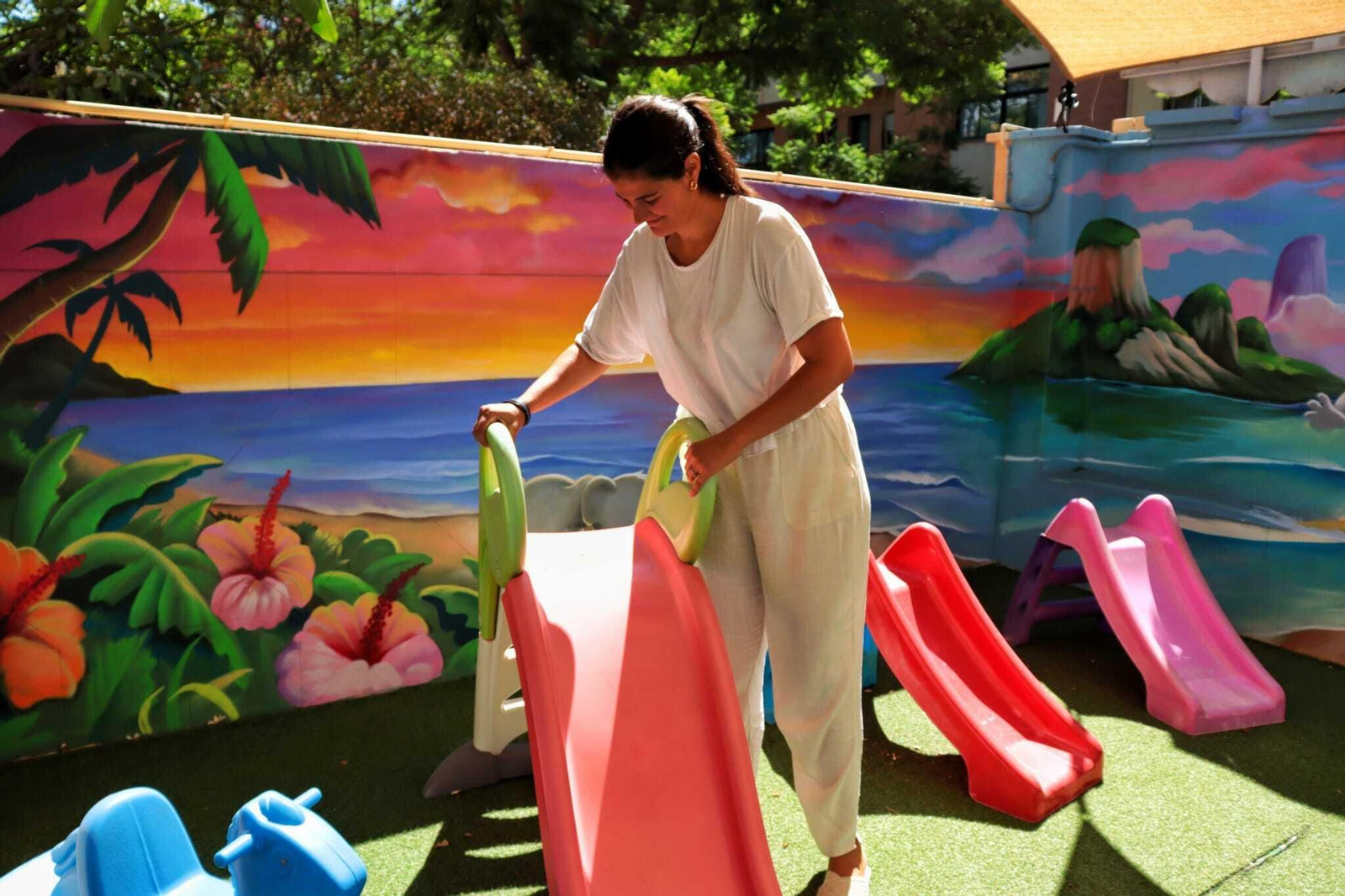 Una profesora de la Escuela Infantil Ohana ultimando los detalles para la apertura de su centro.