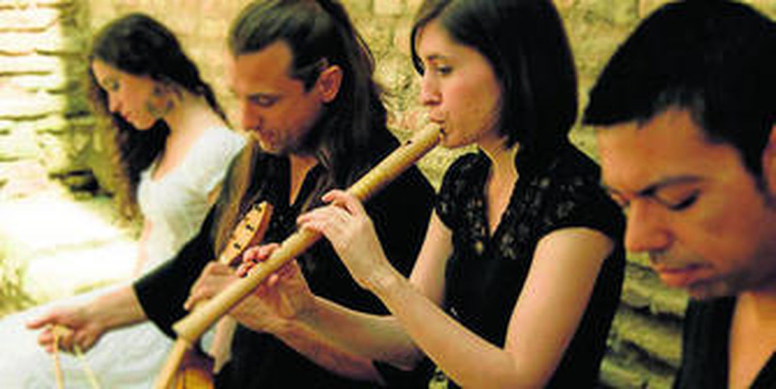 Integrantes del grupo de música medieval Aquitania.