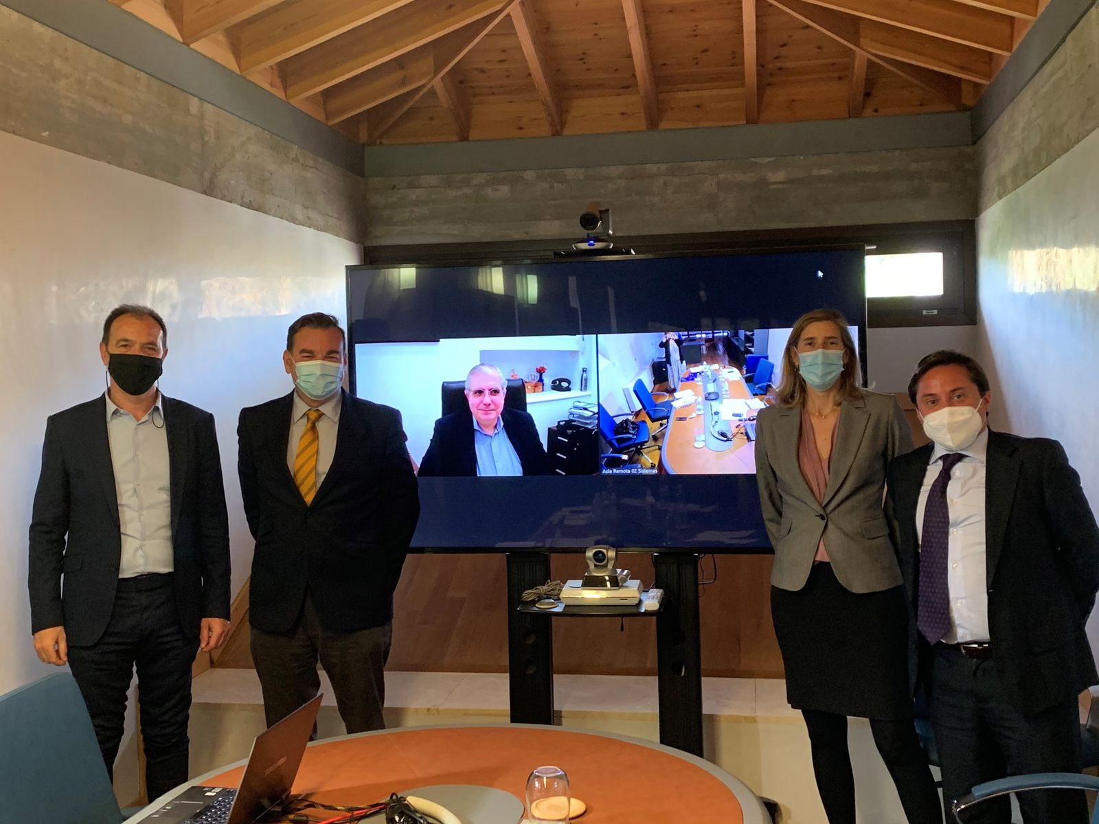 De izquierda a derecha: Dionisio Millán, director de Seidor en la región Sur; Pablo Borondo, director of Business Development and Digitization en Ingenia; Antonio Hidalgo, director académico de la Cátedra ADAD de San Telmo Business School (el que aparece en pantalla);  Áurea López, jefa de División de Operaciones, Inteligencia de Negocio y Transformación Digital de Extenda y Javier Rama, director ejecutivo de la Catedra ADAD de San Telmo Business School.