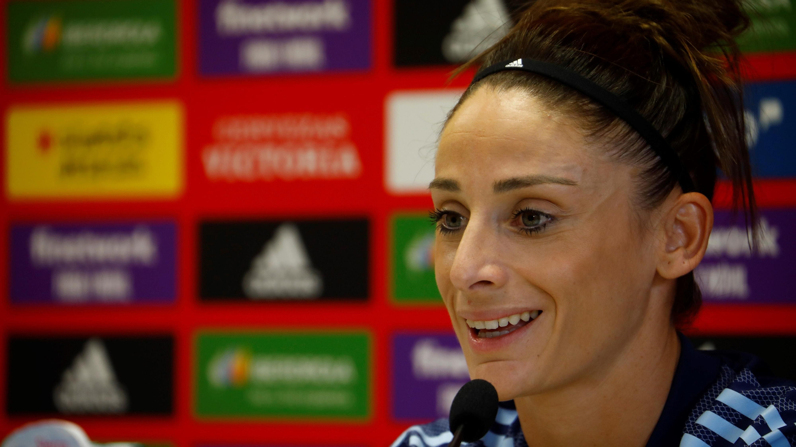 Esther González, capitana de la selección española femenina, en la sala de prensa de El Arcángel.