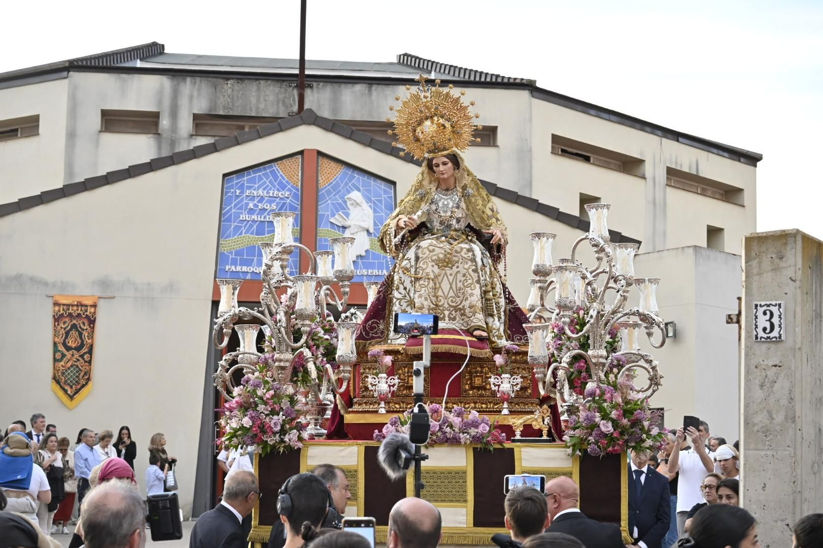Primera procesión de la Virgen del Rosario por las calles de Huelva, en imágenes
