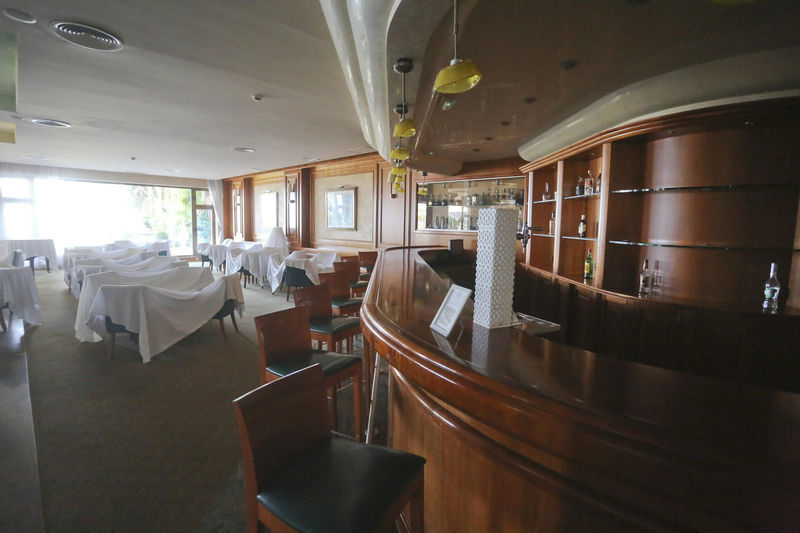 Sábanas blancas visten el hotel Amaragua de Torremolinos, cerrado por el coronavirus, en fotos