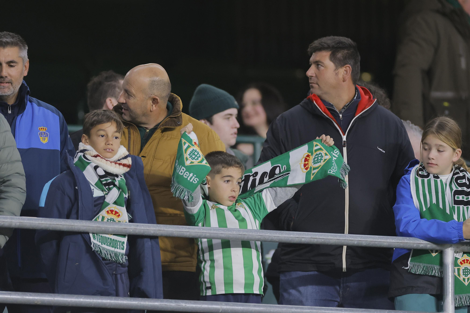 Búscate en las fotos del Betis-Girona