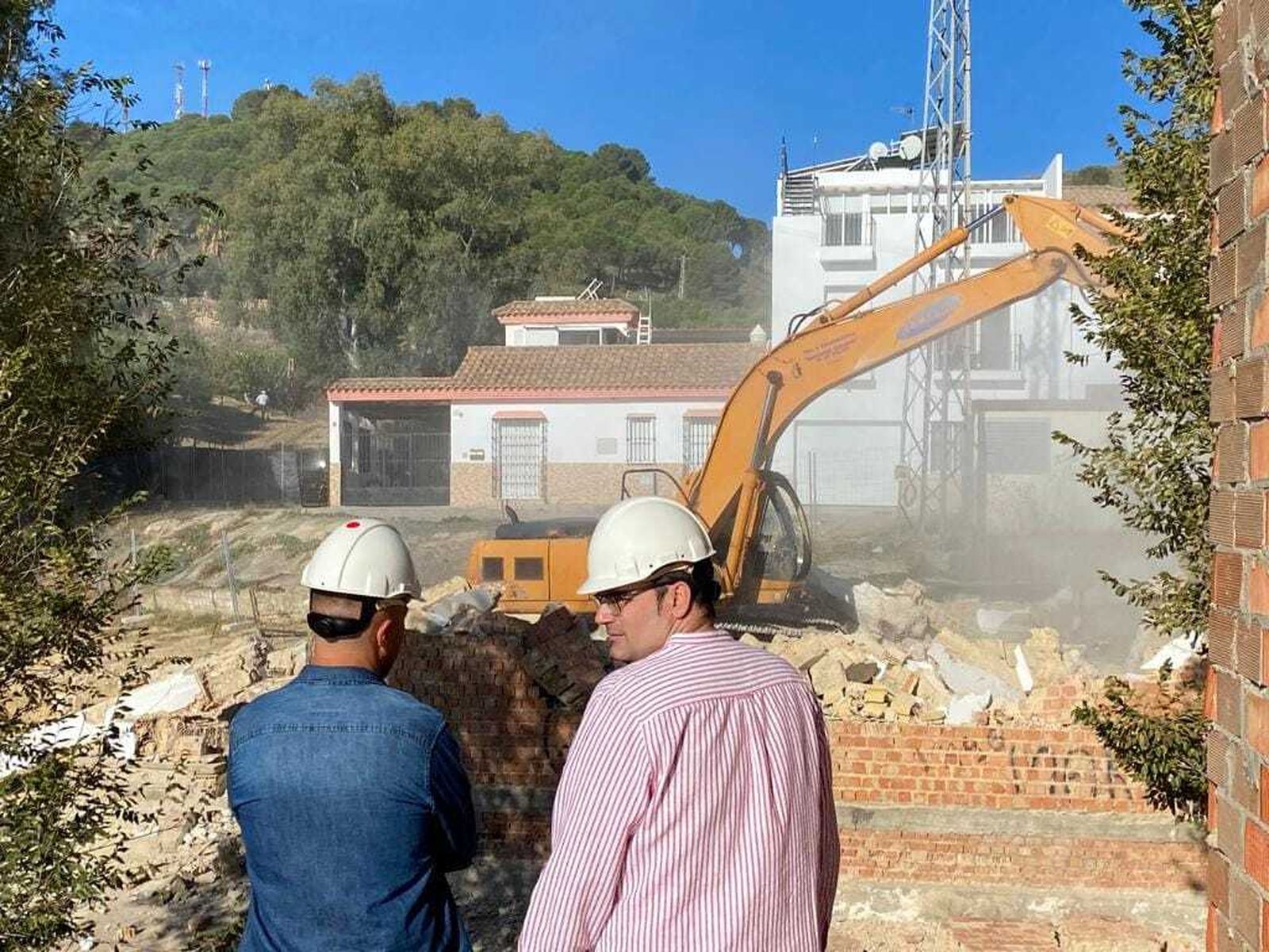 El alcalde Hugo Palomares comprueba el arranque de los trabajos del centro.