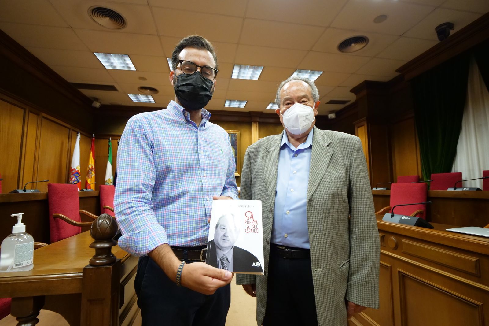 Álvaro Izquierdo y Joaquín Sánchez,  autor de ‘La puerta del baile'.