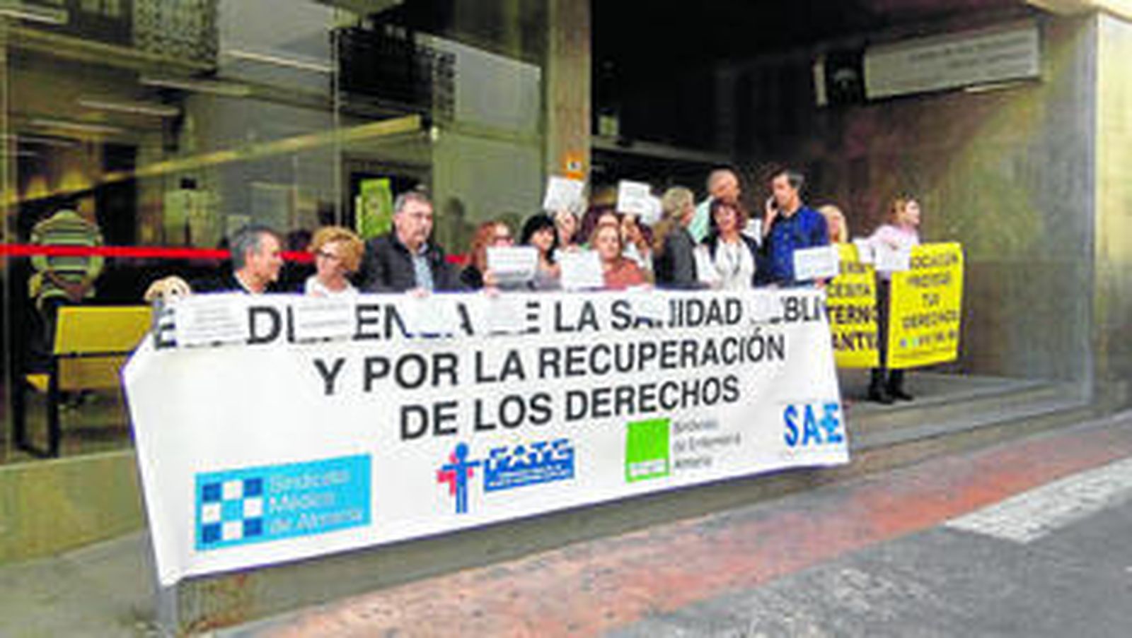 Los profesionales de la salud se concentraron ante la puerta del CARE Nicolás Salmerón para exigir mejoras.