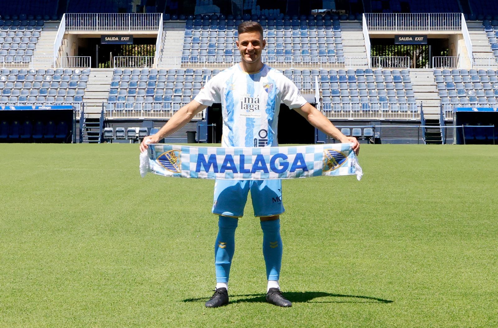 Luismi con la bufanda del Málaga.