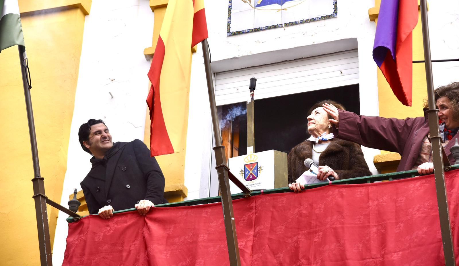 Morante, con Macarena del Río y Lola Prósper en el chupinazo que marcaba el inicio de la jornada grande de las fiestas de San Sebastián.