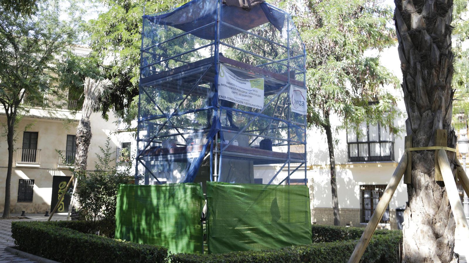 El monumento a Zurbarán cubierto de andamios.