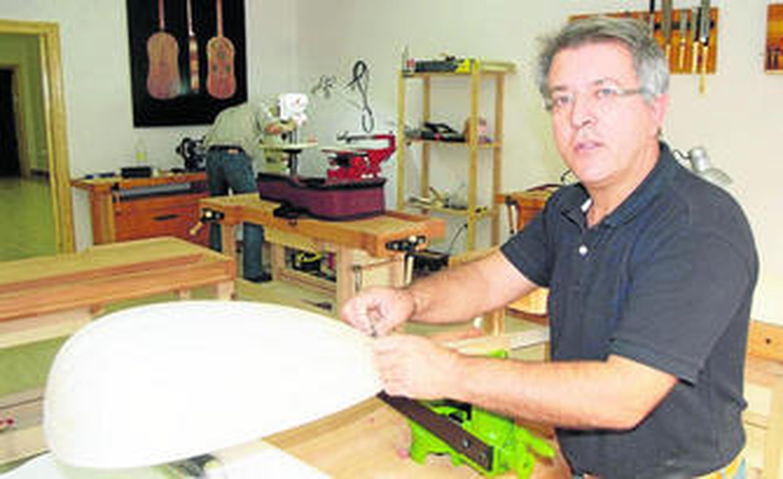 Carlos González construyendo un laúd.