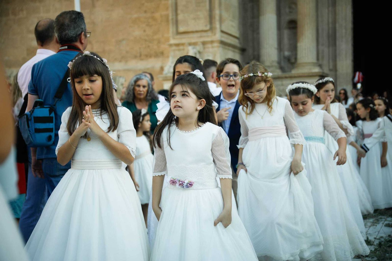 Imágenes de la procesión del Corpus Christi en Almería: así han sido la misa y la posterior marcha por la capital