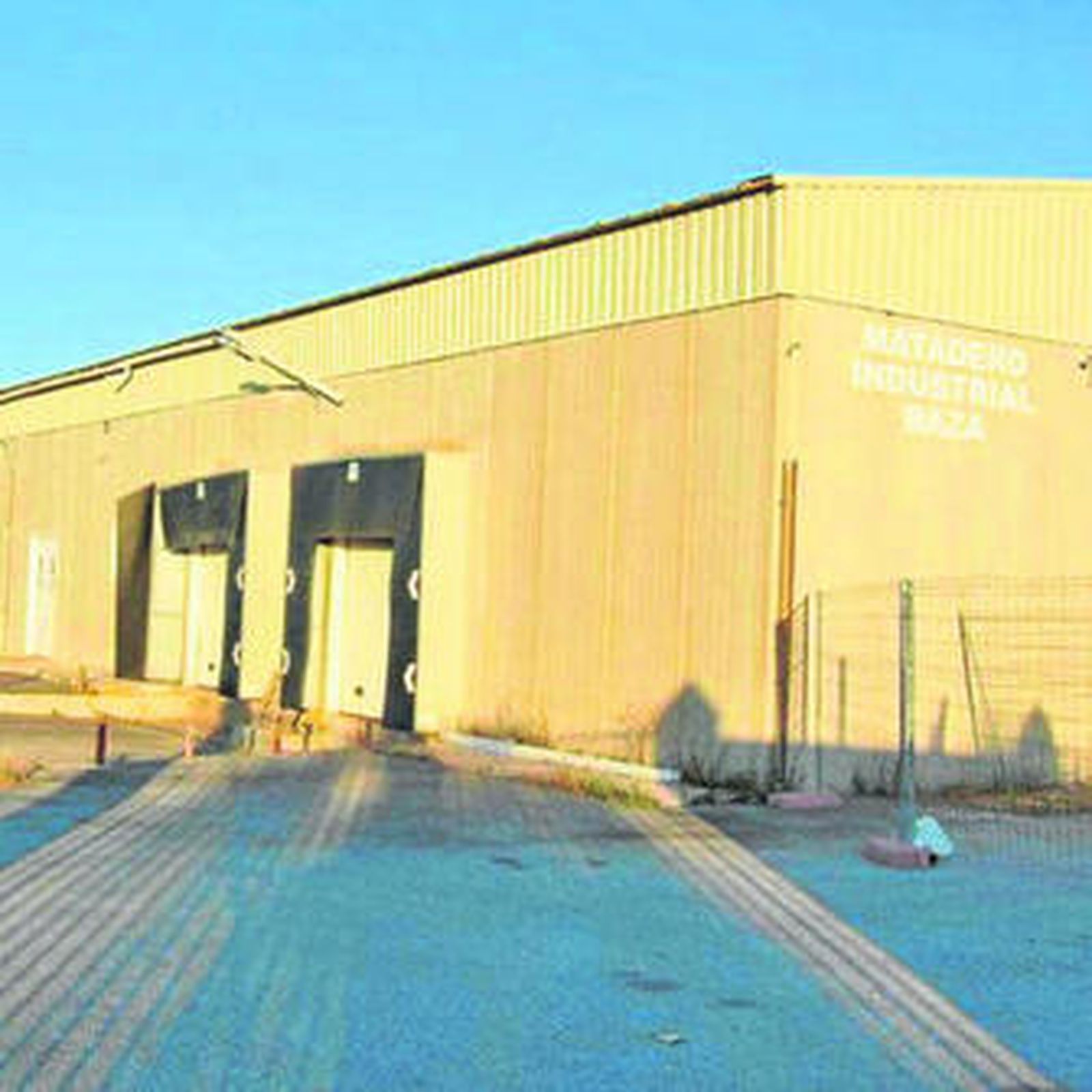 Una imagen del matadero industrial de Baza.