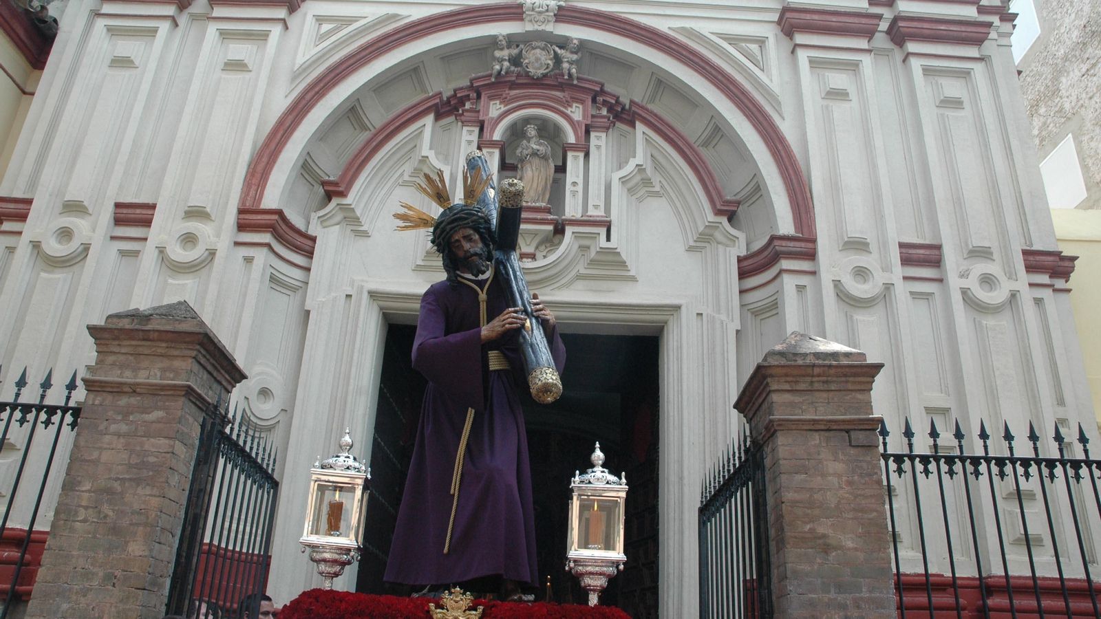 El Señor del Gran Poder saliendo del convento de Santa Rosalía.