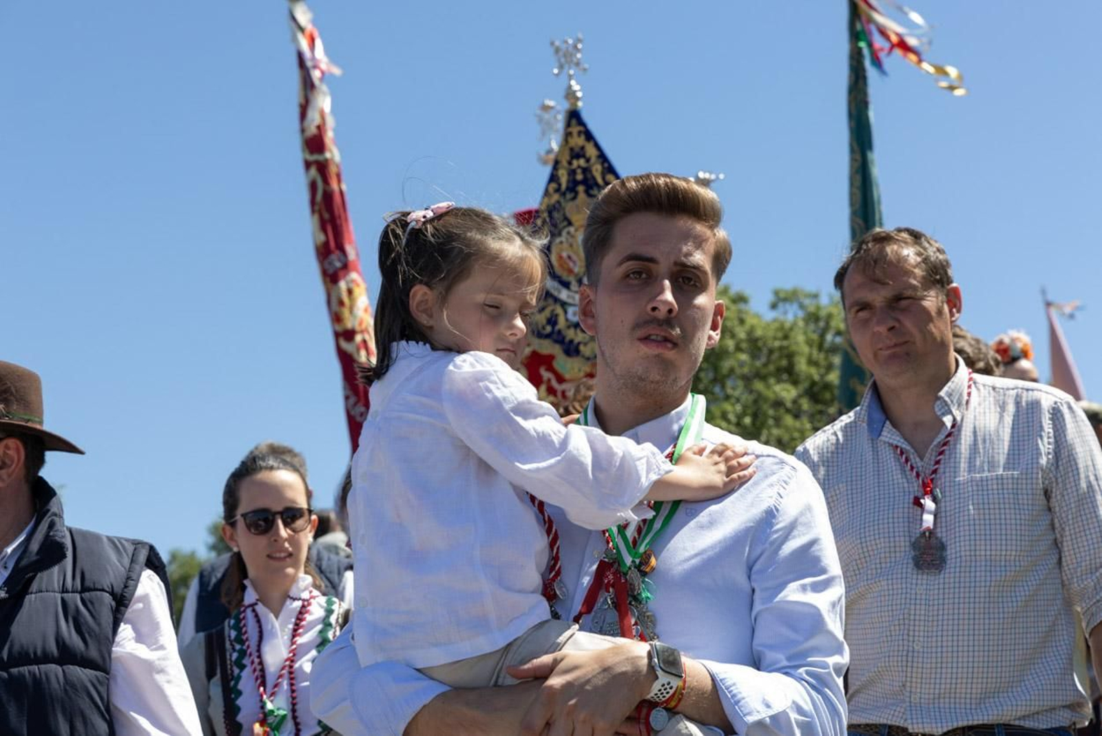Miles de romeros acuden al encuentro de la Virgen de la Cabeza en su romería