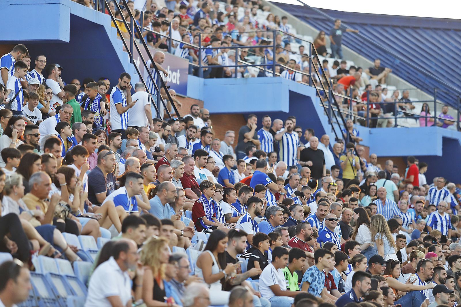 Ambiente en las gradas del Nuevo Colombino en el Recreativo de Huelva y Málaga