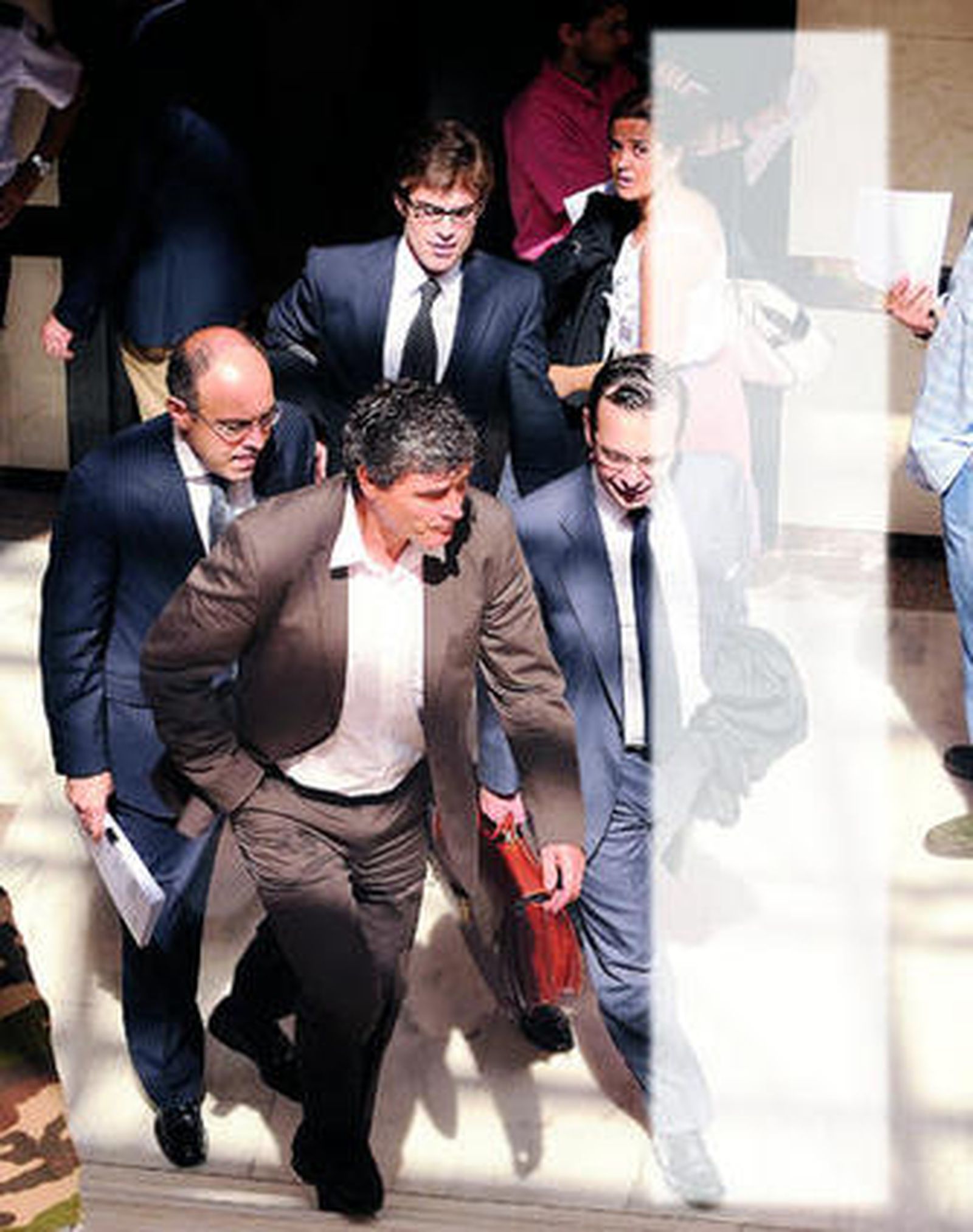 Juande Ramos, en Viapol, acompañado por los abogados del gabinete de Garrigues.