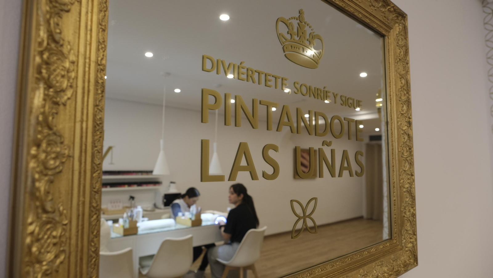 Imágenes de la nueva franquicia de Hello Nails en Almería