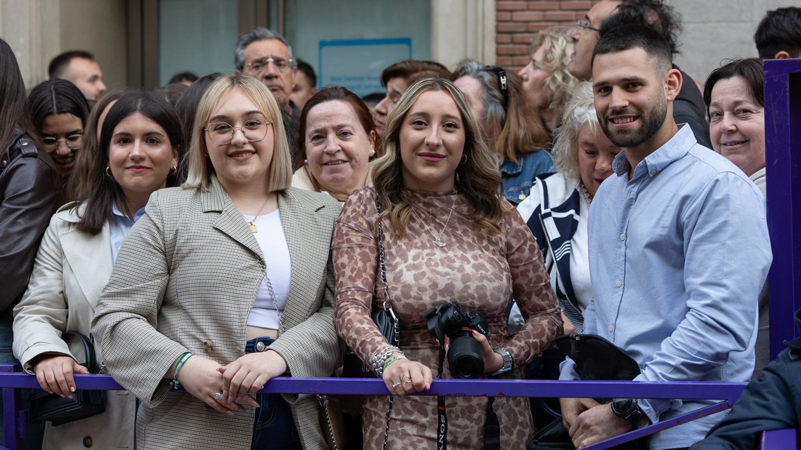 Los cofrades se rinden ante los grandes pasos de misterio del Lunes Santo