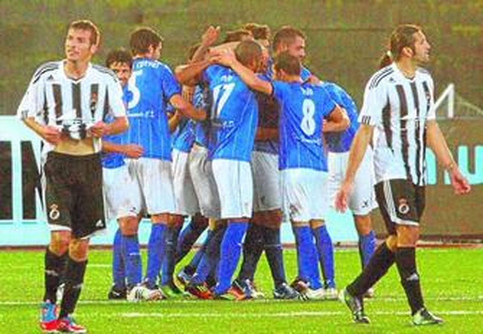 Ismael Chico y Alberto Merino (d), contrariados tras encajar un gol ante el San Fernando.