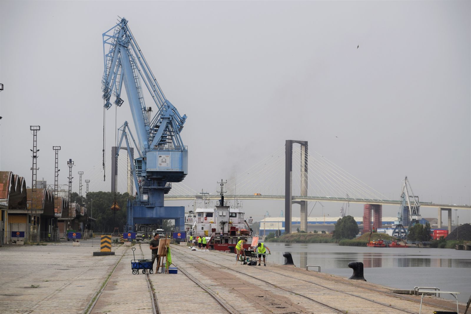 A lo largo de una mañana, los artistas han reflejado en un lienzo y con técnica libre la arquitectura industrial de Sevilla.