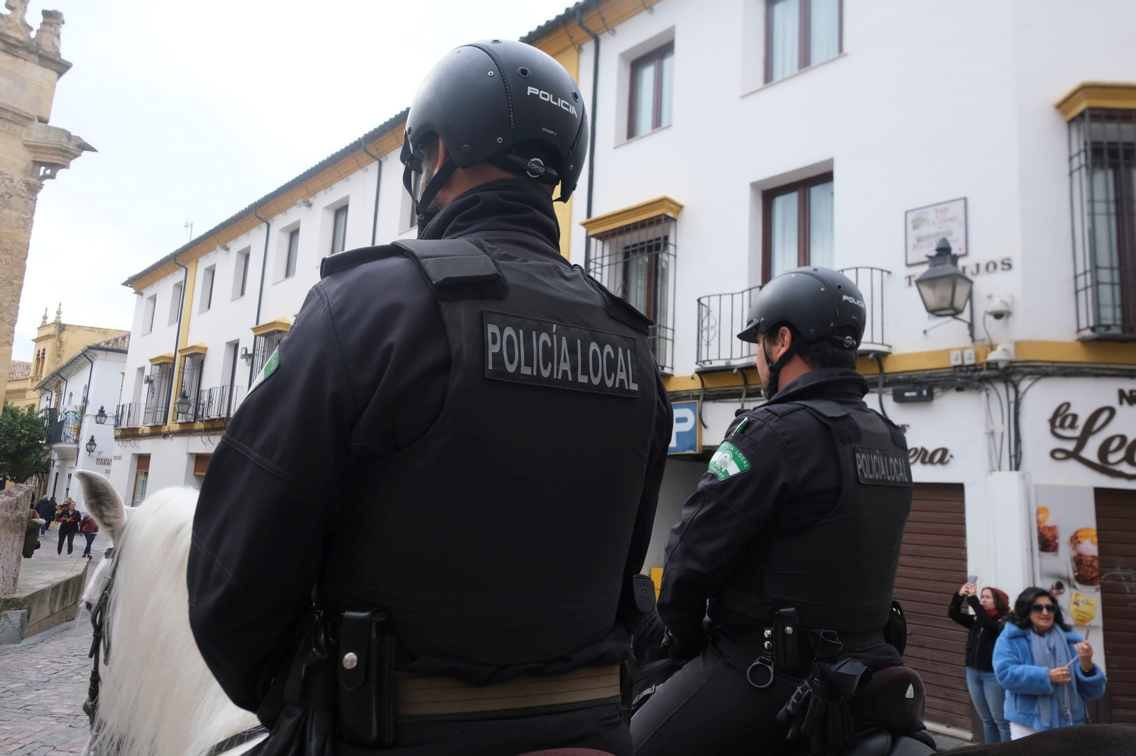 Agentes de la Policía Local en el Casco Histórico de Córdoba.
