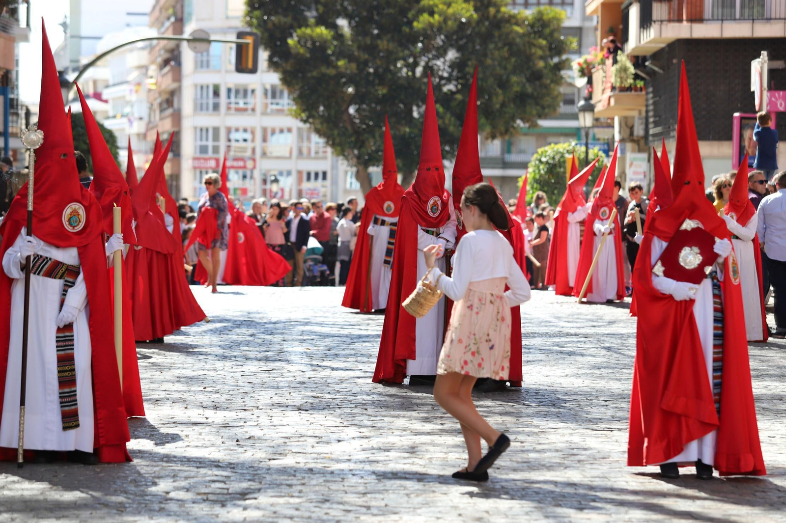 Imágenes del recorrido de la Borriquita  por las calles de Huelva