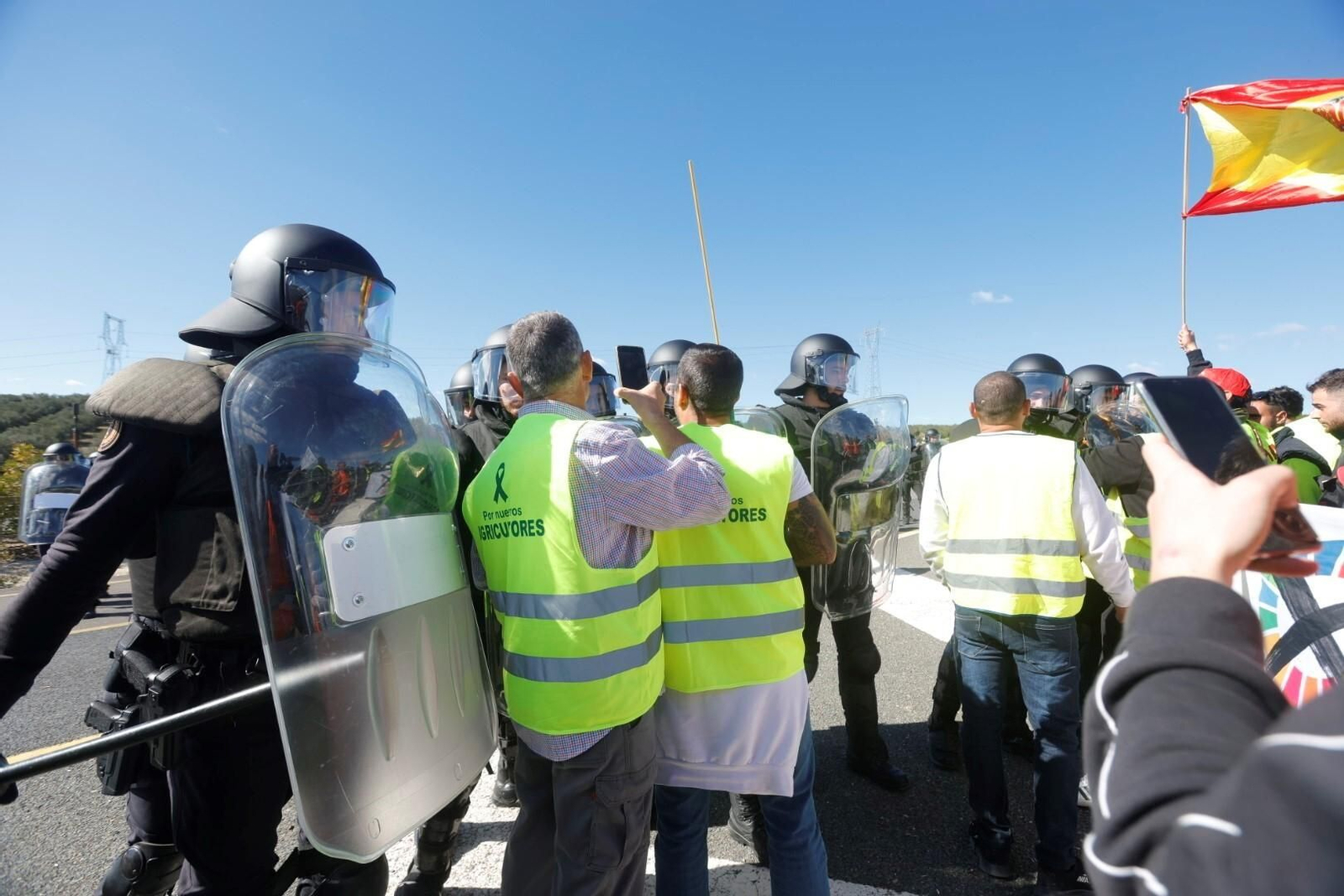 Los agricultores cortan la A-45 en Lucena, en imágenes