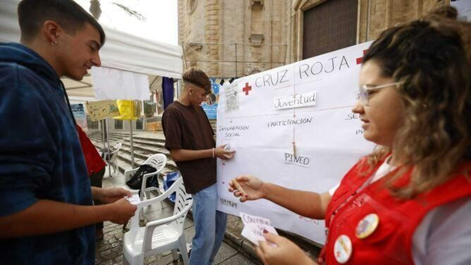 Muchos jóvenes de varios institutos se acercaron a conocer un poco más de cerca la labor de la Cruz Roja /