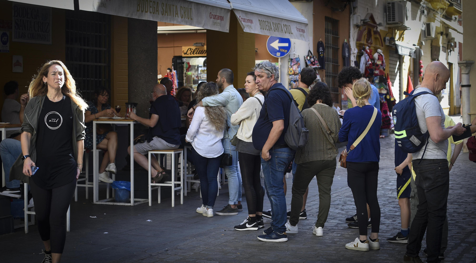 Hacer cola para tomar algo en una bodega del centro, una imagen cada vez más habitual. Hacer cola para tomar algo en una bodega del centro, una imagen cada vez más habitual.
