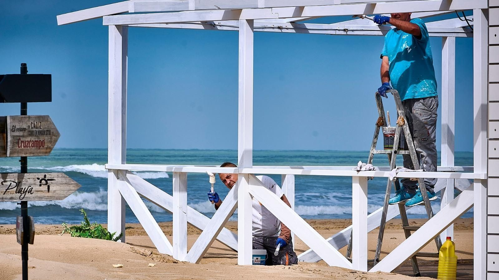 Trabajos de pintura en un chiringuito.