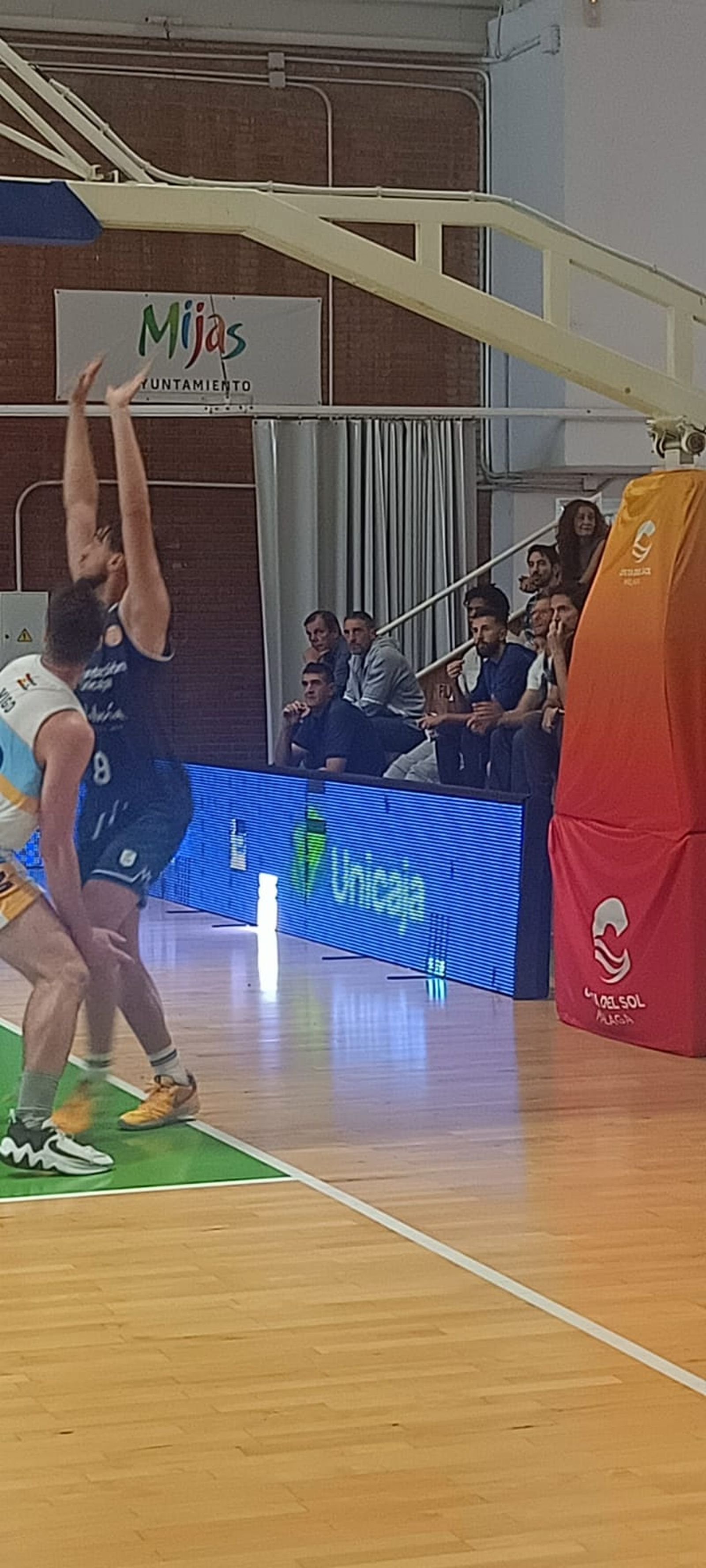 Ibon Navarro presencia el gran debut del Unicaja Andalucía en Tercera FEB