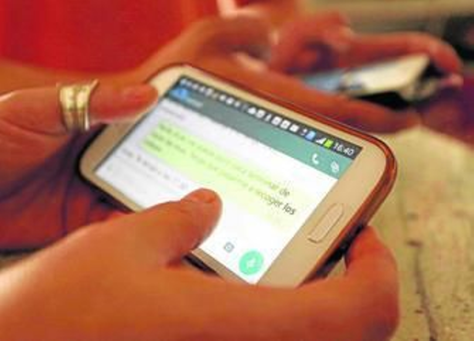 Los docentes alertan de los peligros de los grupos de Whatsapp de padres