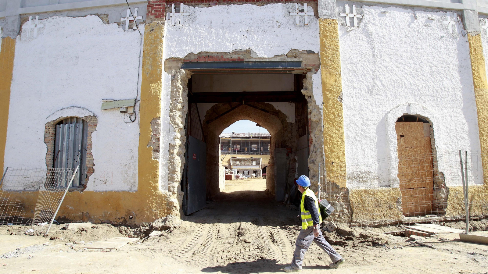 Las fotos de las obras de la plaza de toro de la Línea