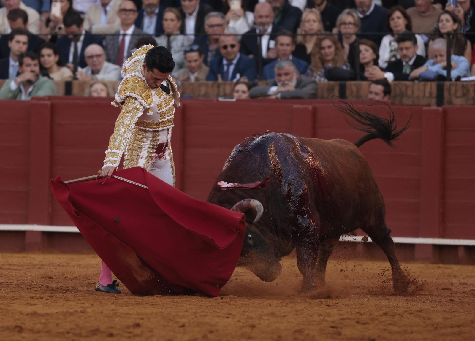 Las imágenes de los toros en Sevilla con Morante de la Puebla, José María Manzanares y Talavante