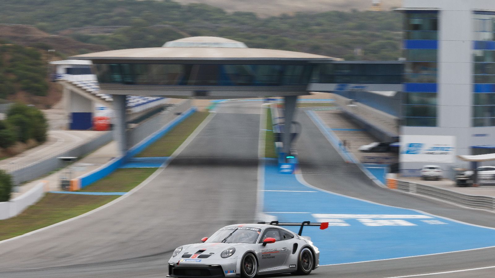 Uno de los Porsche rodando en el trazado jerezano.