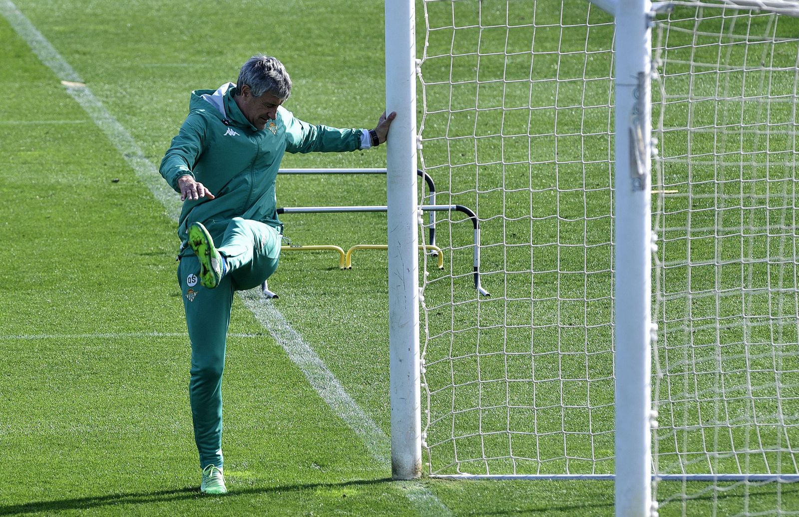 Setién realiza estiramientos en una portería.