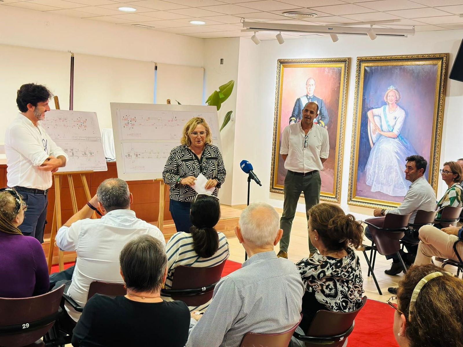 La reunión mantenida entre el Ayuntamiento y los vecinos.