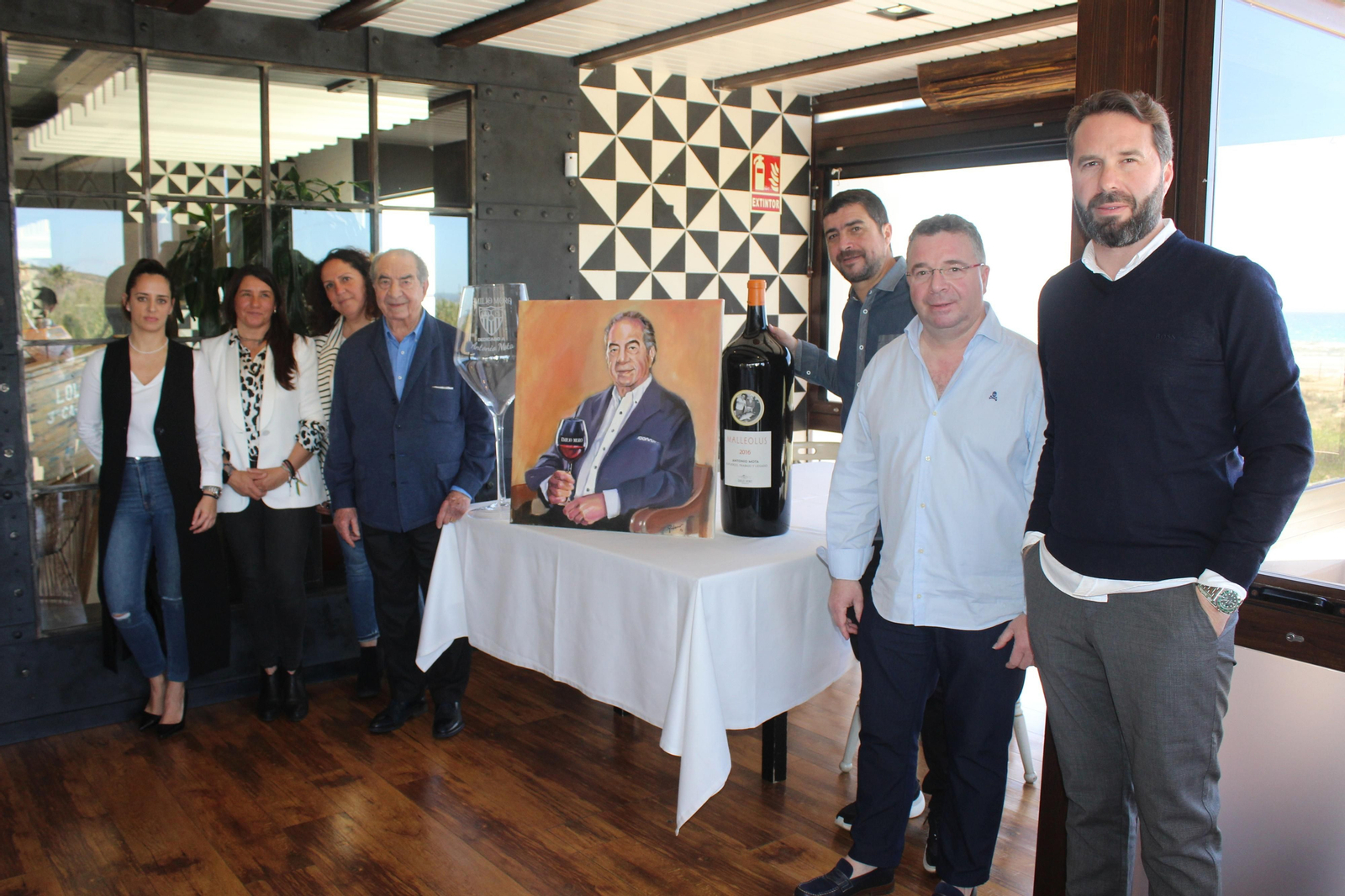 Antonio Mota junto a sus tres hijos y nueras, en la celebración del 40 aniversario del Hotel Restaurante Antonio.