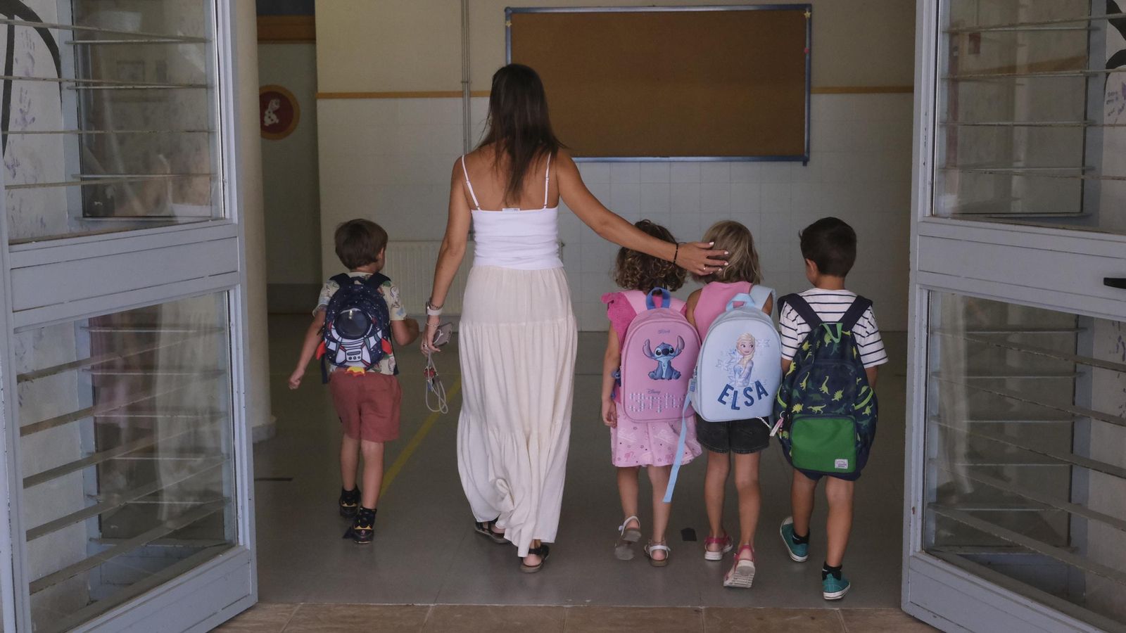 Alumnos de Infantil del CEIP Ginés Morata entrando a clase acompañados de su profesora.