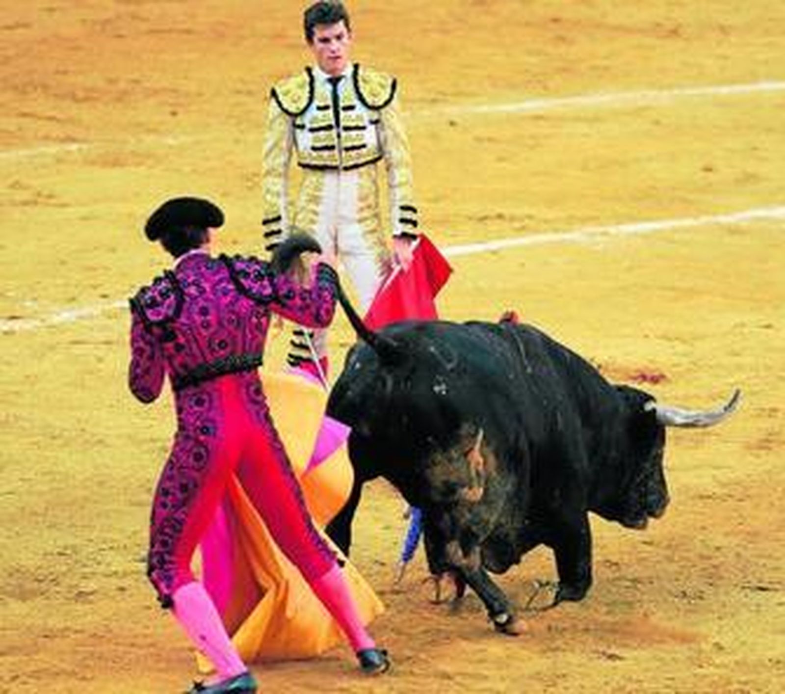 Un miembro de la cuadrilla de Daniel Luque intenta levantar al toro tras echarse por falta de casta.