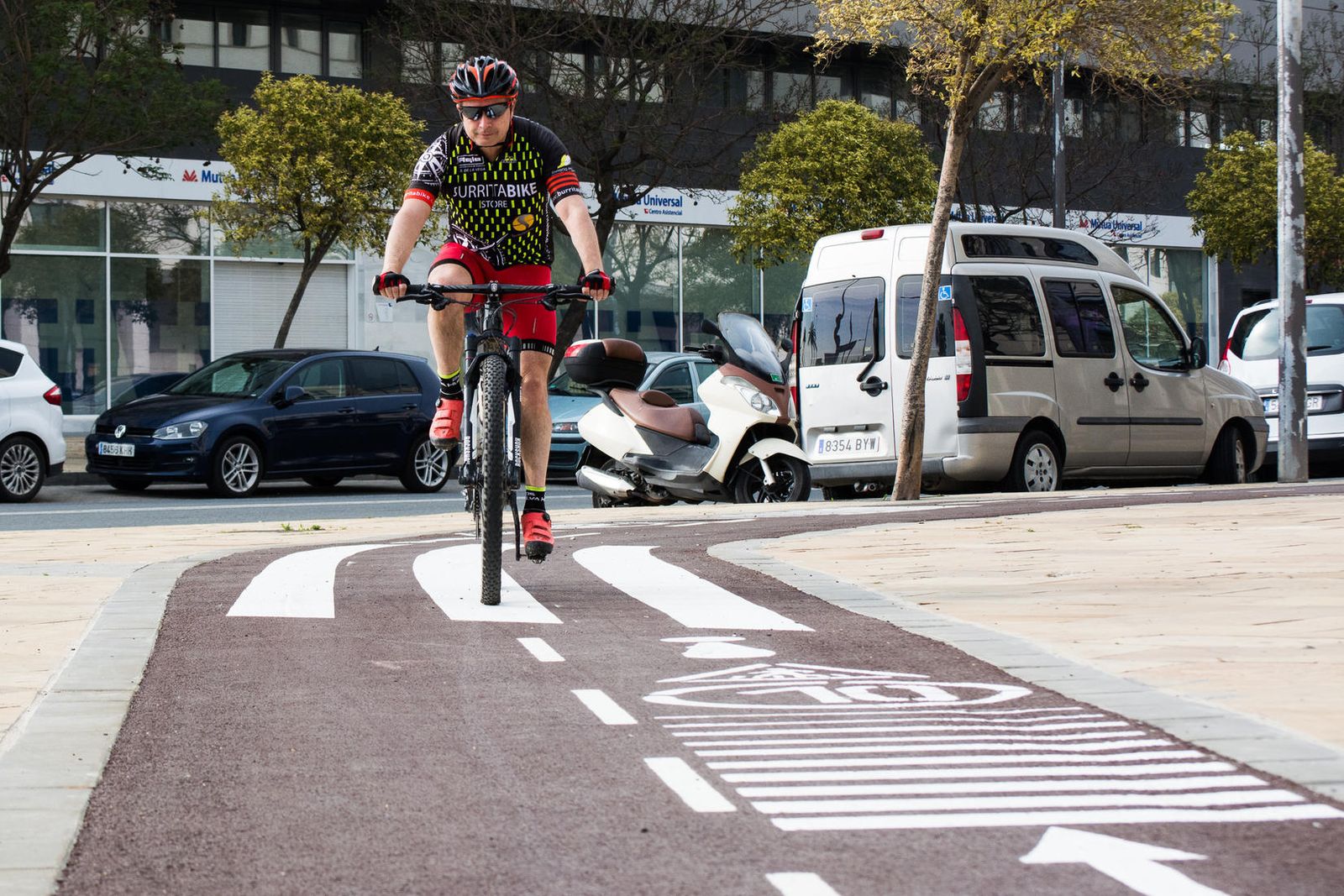 Un ciclista discurre por el carril bici en Pescadería.