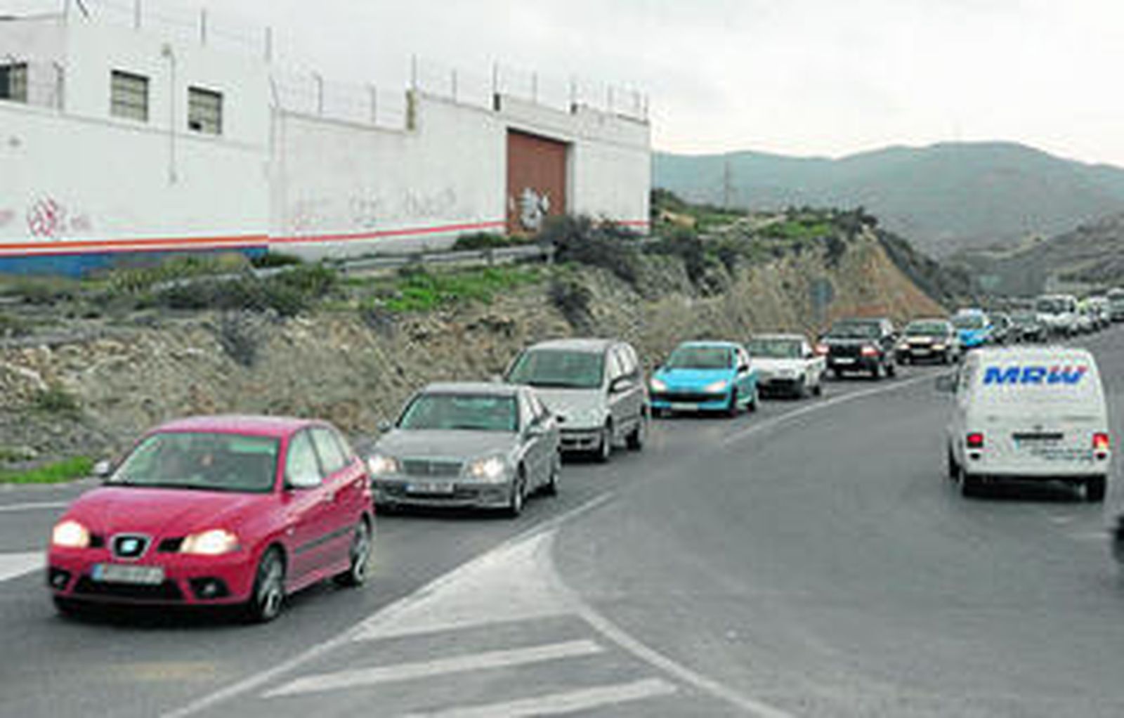 Retenciones de tráfico a su paso por la rotonda del Cementerio de la capital almeriense.