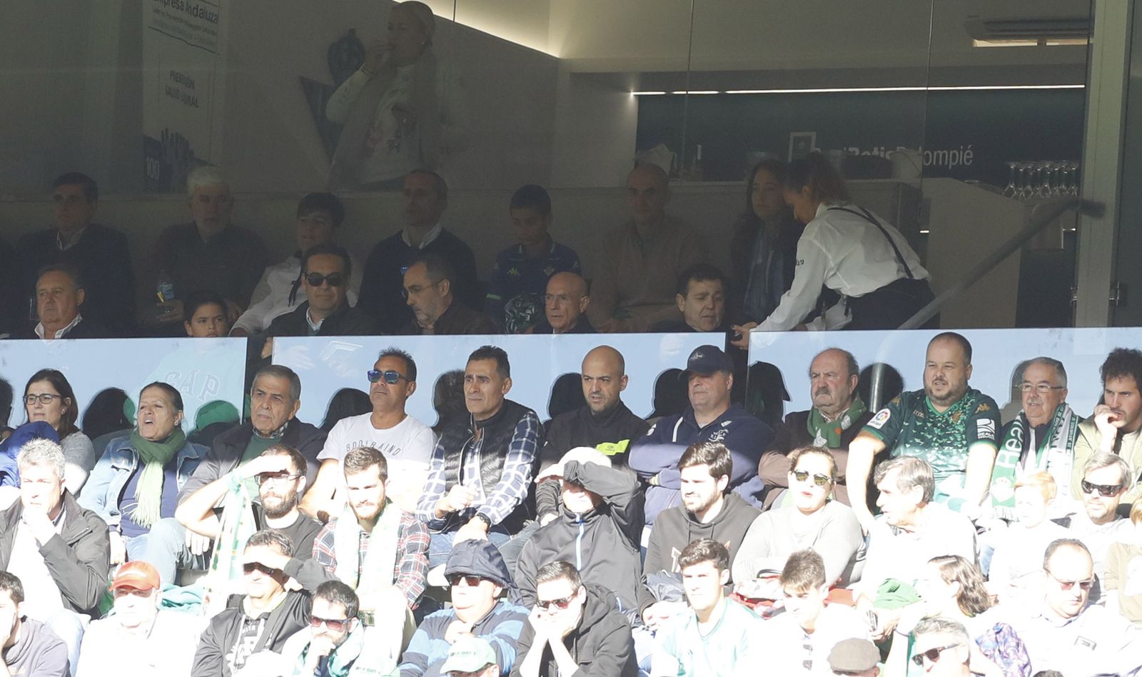 Lorenzo Serra Ferrer, con Joaquín Caro Ledesma a su izquierda, en el palco del empresario el pasado sábado.