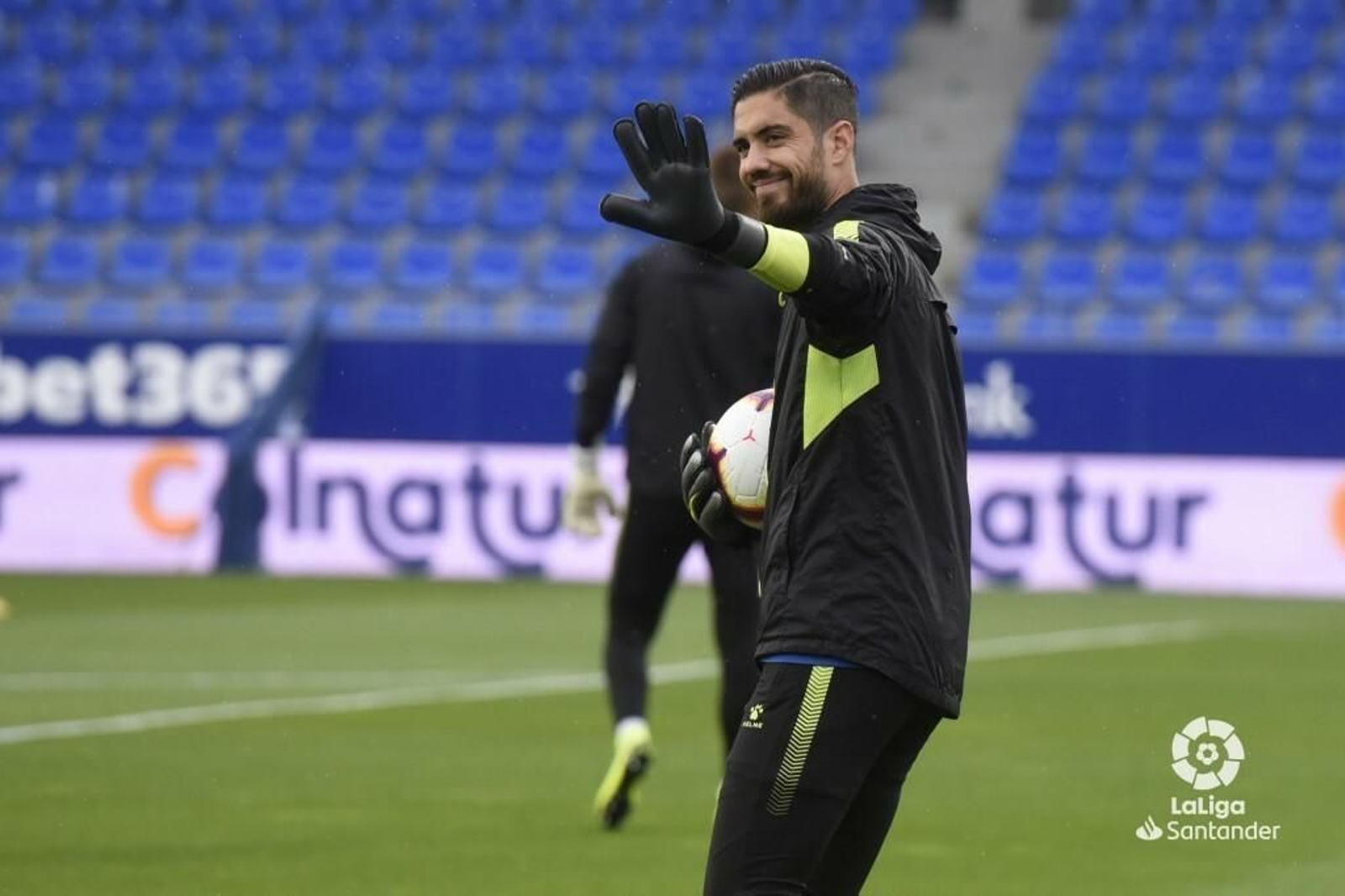 Roberto Santamaría, antes de un partido con el Huesca.