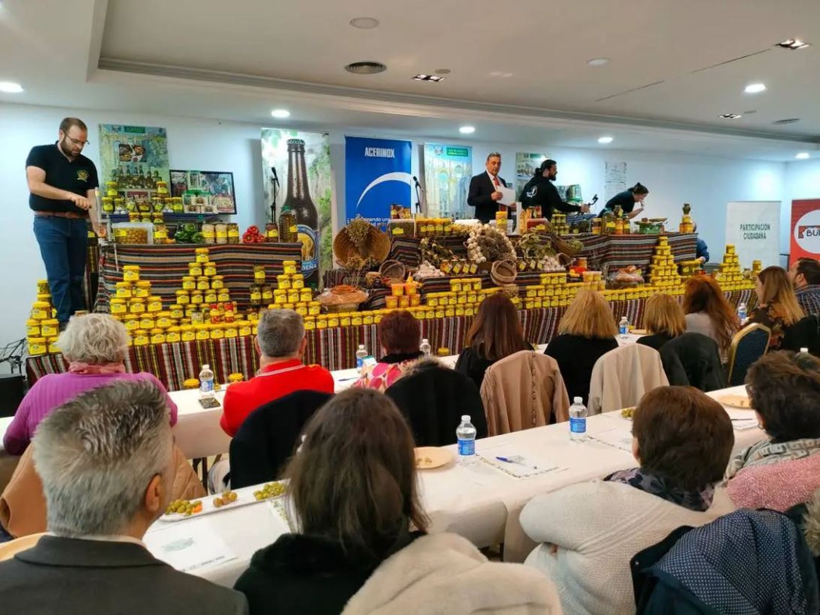 Los participantes siguen el taller de aderezo de aceitunas.