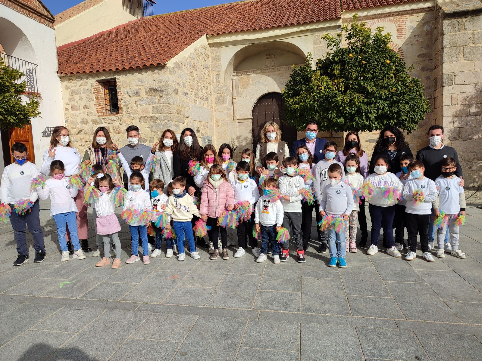 La delegada, junto a alumnos del colegio Virgen de las Cruces, en la plaza de El Guijo.
